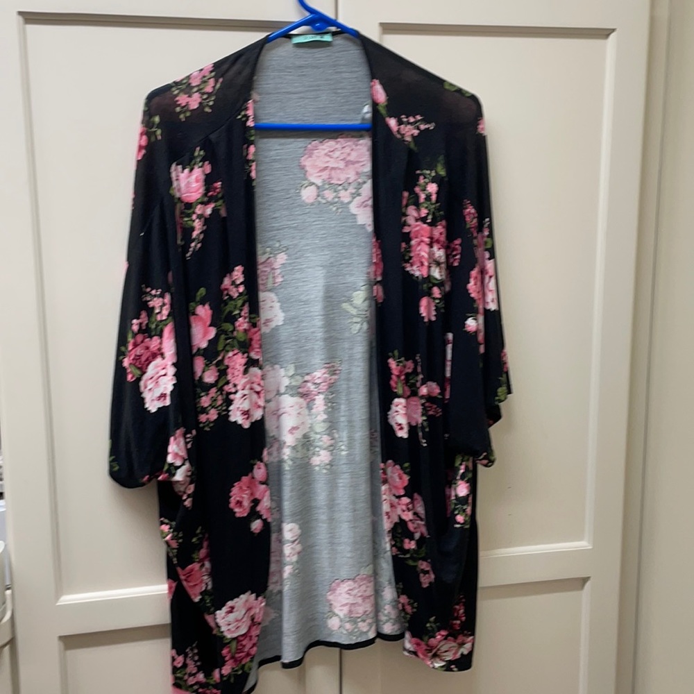 NWOT! Black Floral PS Kate Kimono size Large